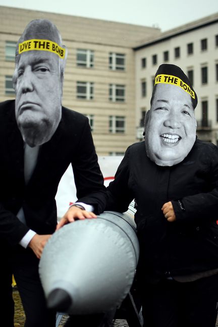 Des manifestants arborent des masques de Donald Trump et de Kim Jong-un, le 13 septembre 2017, à Berlin (Allemagne). (BRITTA PEDERSEN / DPA / AFP)