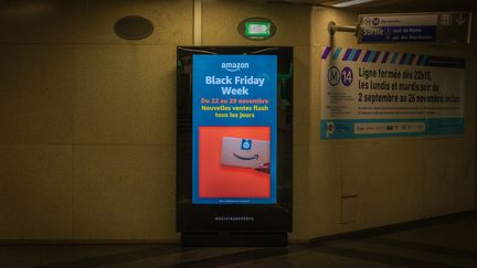 Un écran publicitaire dans le métro parisien. (AMAURY CORNU / HANS LUCAS)