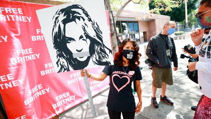 Des activistes du mouvement #FreeBritney protestent devant le tribunal de Los Angeles,&nbsp;pendant une audience concernant la tutelle de&nbsp;la chanteuse Britney Spears, le 27 avril 2021. (MATT WINKELMEYER / GETTY IMAGES)