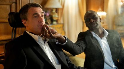 Fran&ccedil;ois Cluzet et Omar Sy partagent l'affiche d'"Intouchables", d'Eric Toledano et Olivier Nakache, en salles &agrave; partir du mercredi 2 novembre 2011.&nbsp; (GAUMONT DISTRIBUTION)