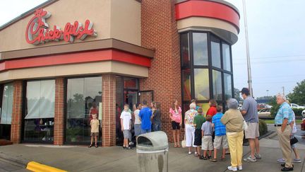 Des clients font la queue devant le fast-food Chick-fil-A de New Bern, en Caroline du Nord, le 1er ao&ucirc;t 2012. (CHUCK BECKLEY / AP / SIPA)