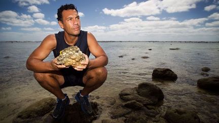 ancien international de rugby néo-zélandais, qui a joué pour les îles Cook, se consacre désormais à la protection de l'océan Pacifique. Pour lui, ce projet équivaut au raui, une pratique maorie qui permettait de mettre en jachère des espaces marins. 

«Les chefs des îles disaient : "Nous ne pêcherons plus dans cette zone, j’impose un raui dessus, personne n'a le droit d'y toucher avant la régénération des stocks", explique-t-il. (AFP PHOTO / Marty Melville)