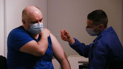 Un soignant vaccine un patient contre le Covid-19 au vaccinodrome de la porte de Versailles, à Paris, le 11 mai 2021. (QUENTIN DE GROEVE / HANS LUCAS / AFP)