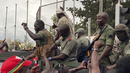 Des soldats arrivent place de l'Indépendance, à Bamako, au Mali, le 18 août 2020. (MALIK KONATE / AFP)