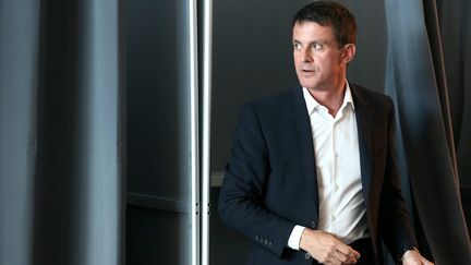 Manuel Valls dans son bureau de vote d'Evry (Essonne), au premier tour des élections législatives, le 11 juin 2017. (MAXPPP)