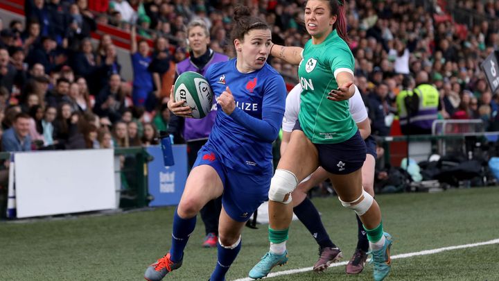 La centre de l'équipe de France Gabrielle Vernier face à l'Irlande, à Cork, le 1 avril 2023. (PAUL FAITH / AFP)