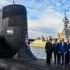 Le président de la République Emmanuel Macron et le ministre des Affaires étrangères Jean-Yves Le Drian aux côtés de l'ancien&nbsp;Premier ministre australien Malcolm Turnbull, sur un sous-marin à Sydney (Australie), le 2 mai 2018. (BRENDAN ESPOSITO / AFP)