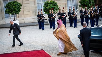 Le prince héritier saoudien Mohammed Ben Salmane, dans la cour de l'Elysée, à Paris, le 28 juillet 2022. (XOSE BOUZAS / HANS LUCAS)