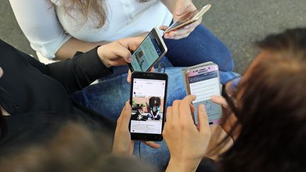 Des lycéennes partagent des contenus sur les réseaux sociaux (Photo d'illustration). (THIERRY GACHON / MAXPPP)