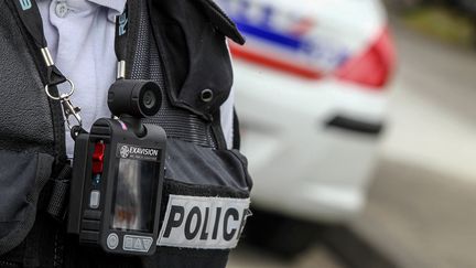 Un policier équipé d'une caméra-piéton à Toulouse (Haute-Garonne), le 13 mai 2013.&nbsp; (FREDERIC SCHEIBER / HANS LUCAS / AFP)