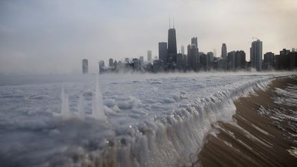 De la glace s'accumule le long du lac Michigan, à Chicago&nbsp;(Etats-Unis), le 6 janvier 2014.&nbsp;Des températures allant jusqu'à -27°C ont été mesurés dans la ville cet hiver-là,&nbsp;battant un record vieux de deux décennies. (SCOTT OLSON / GETTY IMAGES NORTH AMERICA / AFP)