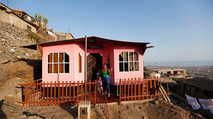 Elle et son mari ont pu peindre leur maison grâce à leurs économies. 

  (REUTERS / Mariana Bazo)