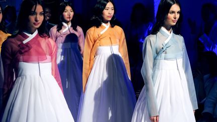 La créatrice Lee Young Hee a sans doute été en Corée la première à moderniser le costume traditionnel coréen Hanbok, une ample robe s’élargissant sous la poitrine portée sur un micro boléro noué de rubans. A découvrir une cinquantaine de pièces -historiques, popularisées par les K-dramas et plus contemporaines à partir de pigments naturels. Exposition "Les Hanbok de Lee Young Hee". Centre Culturel Coréen. 2, avenue d’Iéna. 75116 Paris. Jusqu'au 28 octobre 2016.
 (PIXELFORMULA/SIPA)