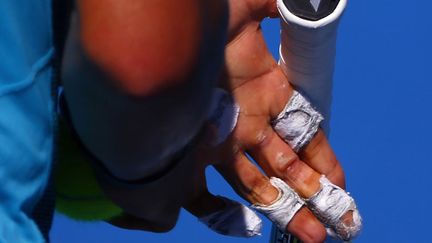 La main gauche de l'Espagnol Rafael Nadal &agrave; l'entra&icirc;nement avant le d&eacute;but de la finale de l'open de tennis de Melbourne (Australie), le 26 janvier 2014. (PETAR KUJUNDZIC / REUTERS)