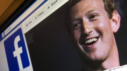 Une page Facebook avec le portrait de Mark&nbsp;Zuckerberg, patron de ce réseau social.&nbsp; (MLADEN ANTONOV / AFP)