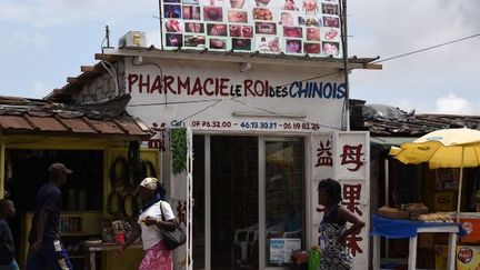 Boutique de produits médicinaux chinois à Abidjan, en Côte d'Ivoire, le 29 juillet 2016. (Sia KAMBOU / AFP)