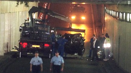 La voiture accidentée dans laquelle se trouvait la princesse Diana, le 31 août 1997, dans le tunnel du pont de l'Alma à Paris. (PIERRE BOUSSEL / AFP)