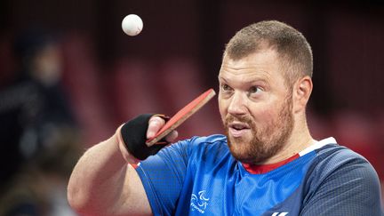 Le pongiste paralympique français Fabien Lamirault lors de son match contre le Tchèque&nbsp;Jiri Suchanek aux Jeux paralympiques de Tokyo le 26 août 2021. (CHARLY TRIBALLEAU / AFP)