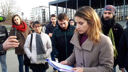 La belle-mère d'un jeune manifestant blessé dans une manifestation de "gilets jaunes" à Nantes, lit un communiqué après le dépot de plaintes contre les forces de l'ordre. (PASCALE BOUCHERIE / RADIO FRANCE)