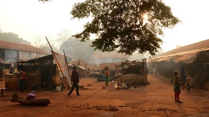 Une vue du camp improvisé dans le village de Bangassou où 2000 réfugiés ont vécu durant trois ans. (CAMILLE LAFFONT / AFP)