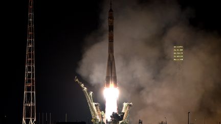 Une fusée russe Soyouz décollant de Baïkonour (Kazahstan) pour&nbsp;envoyer trois spationautes vers la Station sptiale internationale, vendredi 18 mars 2016. (KIRILL KUDRYAVTSEV / AFP)