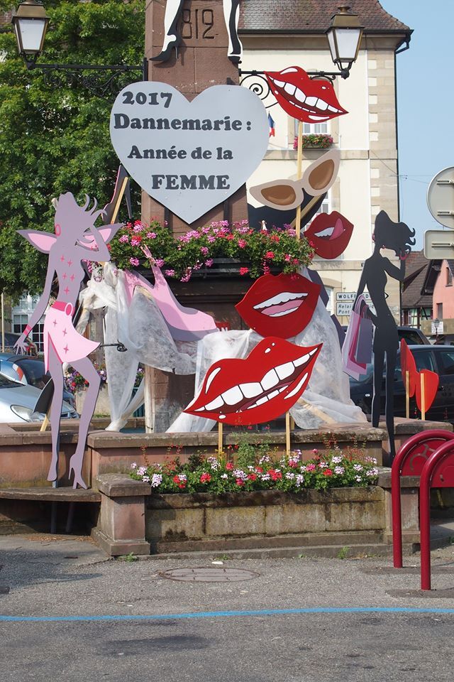 Décoration dans les rues de Dannemarie pour "l'année de la femme".&nbsp; (LES EFFRONTE-E-S)