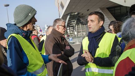 Florian Philippot (à droite) portant un gilet jaune, le 17 novembre 2018 à Paris. (CHRISTOPHE PETIT TESSON / EPA / MAXPPP)