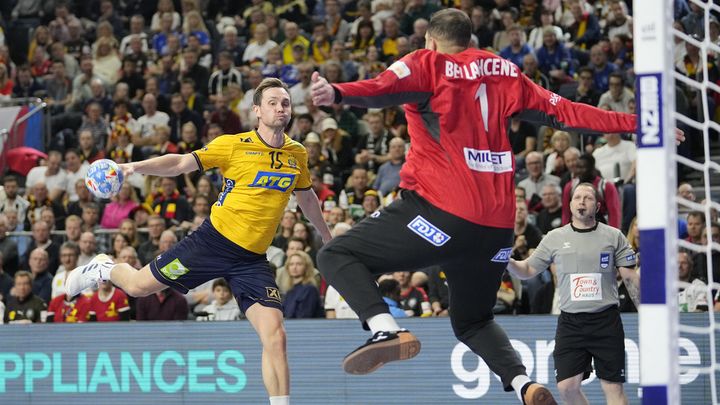 Le gardien de but français Samir Bellahcene au duel avec le Suédois Hampus Wanne, lors de la demi-finale de l'Euro entre la France et la Suède, à Cologne (Allemagne) le 26 janvier 2024. (MARTIN MEISSNER / AP)