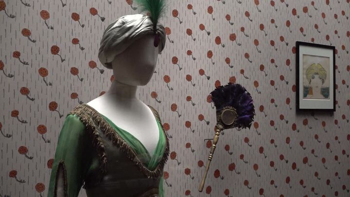 En supprimant le corset et en créant des robes tailles hautes, le couturier Paul Poiret devient l'un des pionniers de l'émancipation féminine. (France 3 Paris Île-de-France ; I. Dupont / M. Movsissian / E. Tanguy)