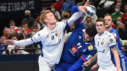 Nicolas Tournat et les Bleus ont été défaits par l'Islande samedi 22 février (29-21) lors de l'Euro 2022. (ATTILA KISBENEDEK / AFP)