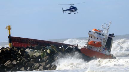 Un h&eacute;licopt&egrave;re de la marine survole l'&eacute;pave du "Luno", &eacute;chou&eacute; &agrave; Anglet (Pyr&eacute;n&eacute;es-Atlantiques), le 5 f&eacute;vrier 2014. (GAIZKA IROZ / AFP)