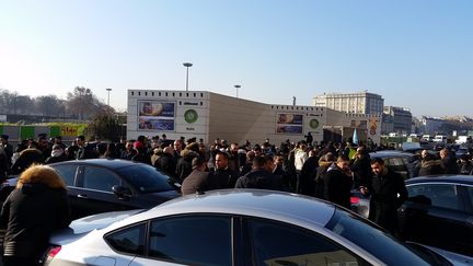 Manifestation de chauffeurs de VTC, porte Maillot à Paris, le 17 décembre 2016. (Radio France - Mathilde Lemaire)