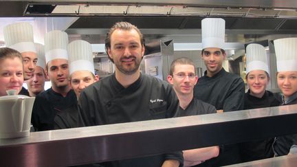 Le chef &eacute;toil&eacute; Cyril Lignac entour&eacute; d'une partie de son &eacute;quipe, dans les cuisines de son restaurant Le Quinzi&egrave;me, le 28 f&eacute;vrier 2012 &agrave; Paris. (YANN THOMPSON/FTVI)