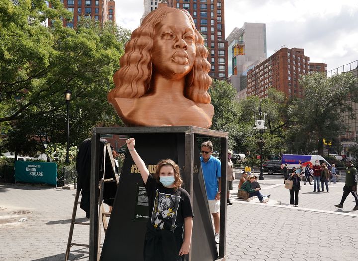 Une sculpture de Breonna Taylor, signée Chris Carnabuci, installée à Union Square à New York (Etats-Unis) le 30 septembre 2021.&nbsp;Breonna Taylor était une&nbsp;ambulancière afro-américaine tuée à 26 ans par balles par des agents de police américains en mars 2020.&nbsp; (BRYAN R. SMITH / AFP)