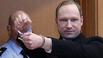 Anders Behring Breivik, l'auteur de la fusillade d'Utoeya qui a fait 77 morts en juillet 2011 en Norv&egrave;ge, arrive au tribunal d'Oslo, le 6 f&eacute;vrier 2012.&nbsp; (LISE ASERUD / REUTERS)