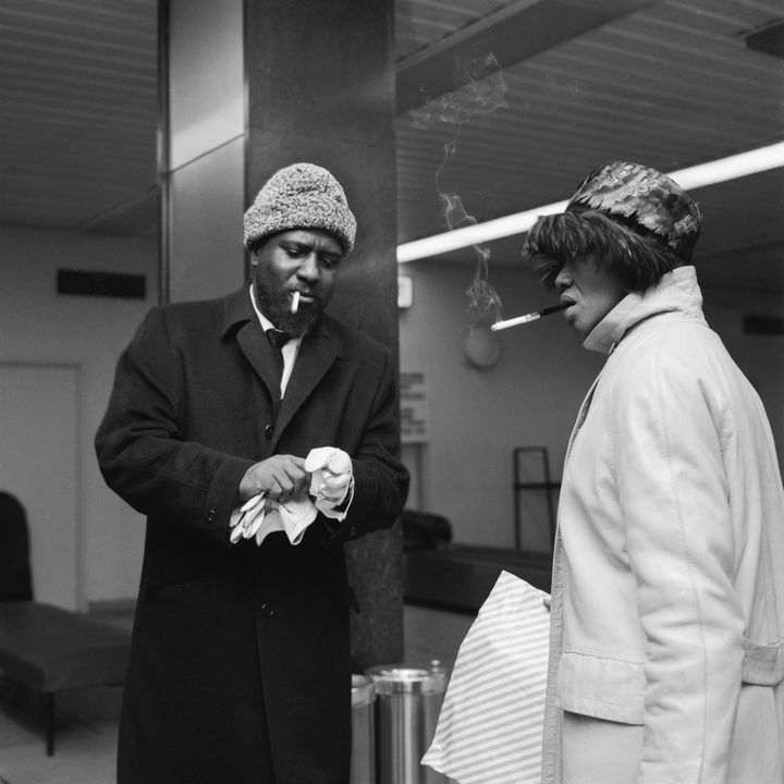 Le pianiste et compositeur de jazz américain Thelonious Monk et son épouse Nelly, à l'aéroport d'Orly en 1963. (ROGER KASPARIAN)