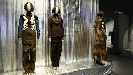 La première période du travail de Martin Margiela qui couvre ses dix premières collections (1989-1994) fait figure de manifeste pour le reste de sa carrière. Ses défilés choquent la presse - terrain vague, parking désaffecté, station de métro fantôme ou salles de vente de l’Armée du Salut - mais contribuent néanmoins à faire connaître son nom à l’international. Dès son premier défilé, il impose la bottine tabi aux pieds des mannequins dont le visage est souvent couvert d’un voile de mousseline ce qui focalise l’attention du public sur leurs tenues
 (Corinne Jeammet)