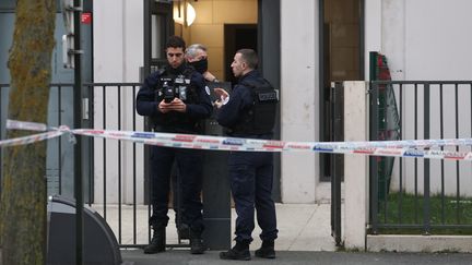 Des policiers devant l'immeuble où les corps d'une mère et ses quatre enfants ont été retrouvés, à Meaux, en Seine-et-Marne le lundi 25 décembre 2023. (CHRISTOPHE PETIT TESSON / EPA)