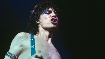 Mick Jagger lors d'un concert des Rolling Stones à Cologne (Allemagne) le 4 septembre 1973, quelques jours après la sortie fin août de leur 11e album "Goat's Head Soup". (GIJSBERT HANEKROOT / REDFERNS / GETTY IMAGES)