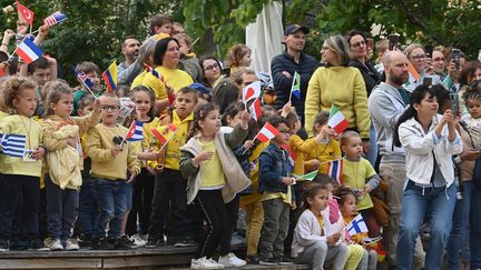 Trois semaines après l'arrivée de la flamme, vous pensiez que l'engouement était retombé ? La preuve que non avec cette foule compacte à Montsoreau, dans le Maine-et-Loire, le lundi 27 mai 2024. (FRANCK DUBRAY / OUEST FRANCE / MAXPPP)