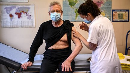 Un retraité de 75 ans en train de recevoir une injection du vaccin contre le Covid-19 à l'Institut Pasteur à Paris le 21 juin 2021. (CHRISTOPHE ARCHAMBAULT / AFP)