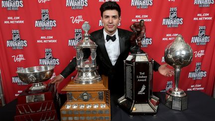 Carey Price (Montréal) pose devant ses quatre trophées remportés à l'issue de sa superbe saison 2014-2015 (BRUCE BENNETT / GETTY IMAGES NORTH AMERICA)