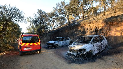 Les flammes ont brûlé plusieurs voitures à&nbsp;La Londe-les-Maures (Var), le 3 septembre 2017. (FRANK MULLER / MAXPPP)