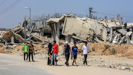 Des Palestiniens sur le camp de réfugiés d'Al-Maghazi, le 3 juin 2024. (ABED RAHIM KHATIB / ANADOLU)