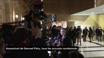 Le verdict du procès de l’assassinat de Samuel Paty était très attendu. Rendu vendredi 20 décembre, les huit accusés ont été reconnus coupables. Notamment les deux amis de l’auteur des faits, condamnés à 16 ans de réclusion en tant que complice, soit plus que les réquisitoires du parquet. (franceinfo)