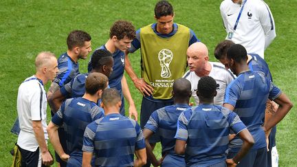 Les joueurs de l'équipe de France à l'échauffement, dimanche 15 juillet, à Moscou, en Russie. (VLADIMIR PESNYA / SPUTNIK / AFP)