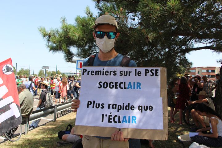 Un salarié de Sogeclair Aerospace manifeste contre les suppressions de postes annoncées par l'entreprise, le 9 juillet 2020, à Blagnac (Haute-Garonne). (MATHILDE GOUPIL / FRANCEINFO)