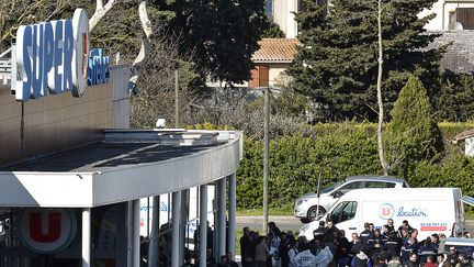 Le Super U de Trèbes, dont le boucher et un client ont été tués et le&nbsp;lieutenant-colonel de gendarmerie, Arnaud Beltrame mortellement blessé, le 23 mars 2018. (PASCAL PAVANI / AFP)