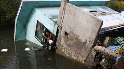 Le dur constat d'un habitant de Buenavista (Philippines) dont la maison s'est couch&eacute;e dans l'eau apr&egrave;s le tremblement de terre qui a frapp&eacute; le pays, le 16 octobre 2013. (ERIK DE CASTRO / REUTERS)