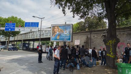 Médecins du monde intervient dans le quartier de la porte de la Chapelle, dans le nord de Paris, auprès des migrants, ici de retour après une évacuation en juillet 2017. (MAXPPP)